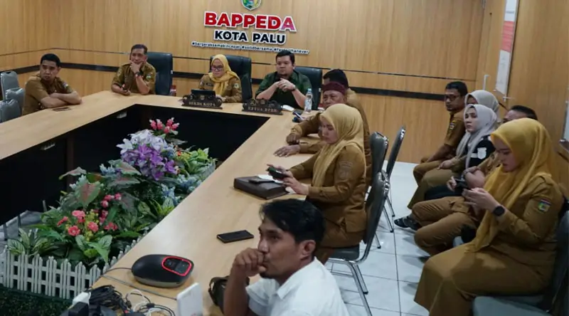 Sekkot Irmayanti (tengah) bersama Ketua DPRD Kota Palu Rico AT Djanggola (kanan), dan Asisten Usman pada zoom rakor pelantikan kepala daerag bersama Mendagri di Ruang Rapat Bappeda Kota Palu, Senin (3/1/2025). (Foto: Prokopim Setda Kota Palu/Yusfi)