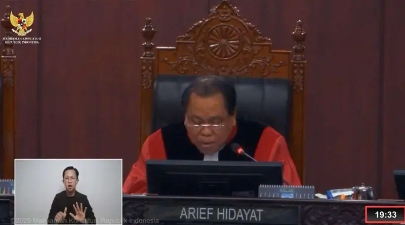 Hakim Mahkamah Konstitusi, Arief Hidayat membacakan putusan perselisihan hasil Pilkada di jakata, Rabu (5/2/2025). (Foto: tangkapan layar MK)