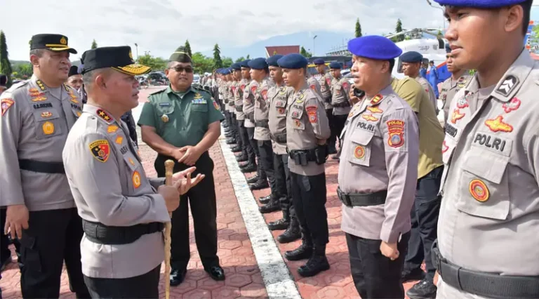 Kapolda Sulteng berdialog dengan personel pada Apel Gelar Pasukan Operasi Keselamatan Tinombala Tinombala 2025 di Mapolda Sulteng, Senin (10/2/2025). (Foto: Humas Polda Sulteng)