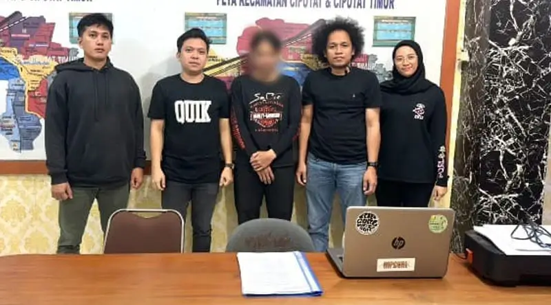 SAN (47) (tengah) diapit petugas saat ditangkap di Ciputa, Tangerang, Rabu (29/1/2025). (Foto: HO-Humas Polda Sulteng)