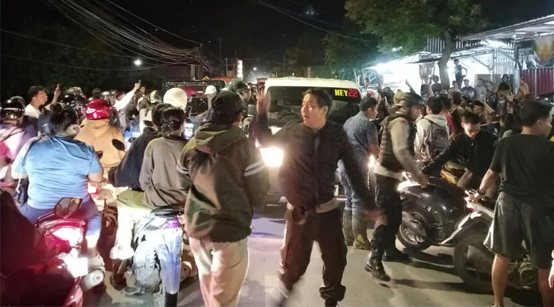 Aksi amuk massa atas pembongkaran kios di Jalan Lando, Kalukubula, Sigi, Jumat (21/2/2025) malam. (Foto: Humas Polres Sigi)