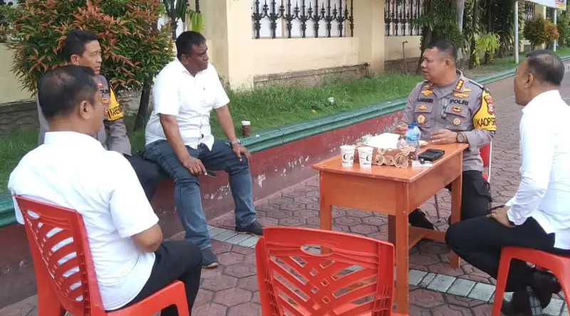 Kapolresta Palu bersama KaBNN KOta Palu dan sejumlah PJU pad aNgopi Bareng di halaman apel Mapolresta Palu, Rabu (12/2/2025). (Foto: Humas Polresta Palu)