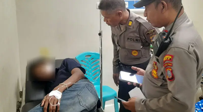 Polisi mengamati salah seorang korban tawuran antargeng motor di rumah sakit di Palu, Jumat (7/2/2025). (Foto: Humas Polresta Palu)