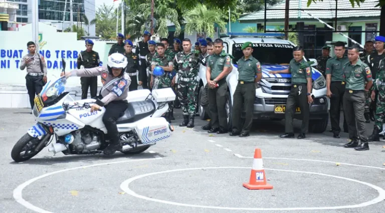 Instruktur dari Dirlantas Polda Sulteng memperagkan manuver dalam sosialisasi safety riding di Denpom XIII/2 di Palu, Kamis (6/2/2025). (Foto: Penrem 132/Tdl)