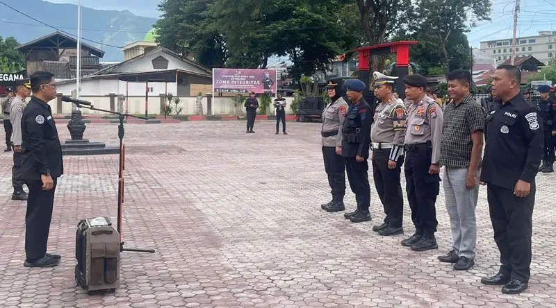 Wakasatgas Humas Operasi Mantap Praja, AKBP Sugeng Lestari memimpin apel siaga jelang pentikan gubernur danw aki gubernur Sulteng terpilih, di Detasemen Gegana Brimob Polda Sulteng, Sabtu (8/2/2025). (Foto: Humas Polda Sulteng)