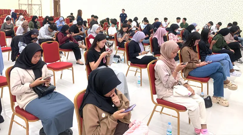 Sejumlah pelajar mengikuti Tryout Ilmupedia SPNMB di UIN Datokarama Palu, Sabtu (22/2/2025). (Foto: Telkomsel)