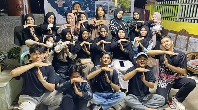Trash Ranger Sulteng pada peresmian Tim Penjaga Trash Boom di Layana Indah, Rabu (26/2/2025). (Foto: Trash Tangers Sulteng)