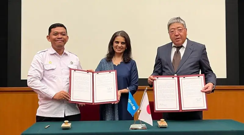 Duta Besar Jepang untuk Indonesia, Y.M. Masaki Yasushi (kanan) dan Perwakilan UNICEF Indonesia, Maniza Zaman (tengah), dan Nurjaeni dari Badan Gizi Nasional memegang perjanjian yang ditandatangani antara UNICEF-Pemerintah Jepang untuk kemitraan baru guna mempromosikan gizi dan pendidikan anak di Kabupaten Biak, Provinsi Papua, yang akan mendukung pelaksanaan Program Makanan Bergizi Gratis. (Foto: UNICEF Indonesia)