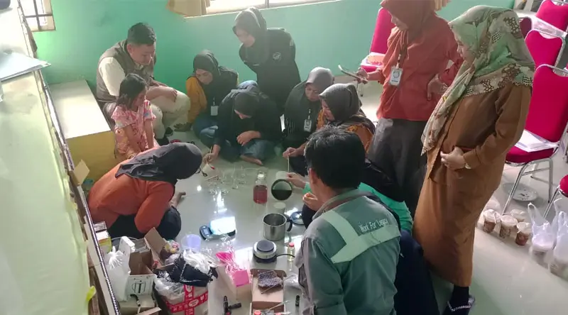 Sejumlah ibu-ibu mengikuti praktik pembuatan lilin aromaterapi dari minyak jelantah oleh Pt Vale Indonesia di Luwu Timur, Selasa (18/2/2025). (Foto: PT Vale Indonesia)