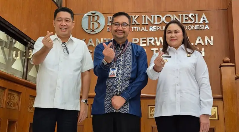 Kepala BI SUlteng, ROny Hartawan (tengah) bersama Bupati Donggala, Vera Elena Laruni (kanan) usai pertemuan di Kantor Bank Indonesia Sulteng, Rabu (5/3/2025). (Foto: Humas BI Sulteng)