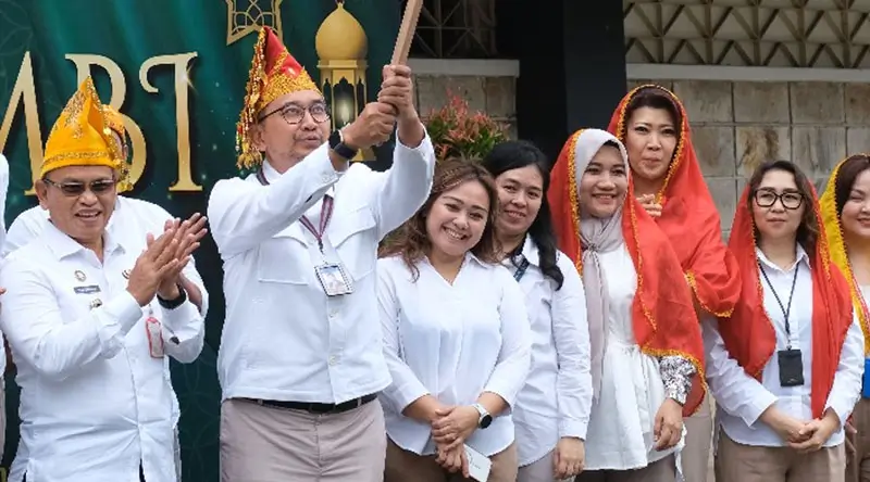 Kepala BI SUlteng, Rony Hartawan (kedua kiri) mengangkat bendera menandai peluncuran SERAMBI yang di dalamnya termasuk kegiatan penukaran uang rupiah dalam rangka Idul Fitri di Halaman kantor BI Sulteng, Rabu (5/3/2025). (Foto: Humas BI Sulteng)
