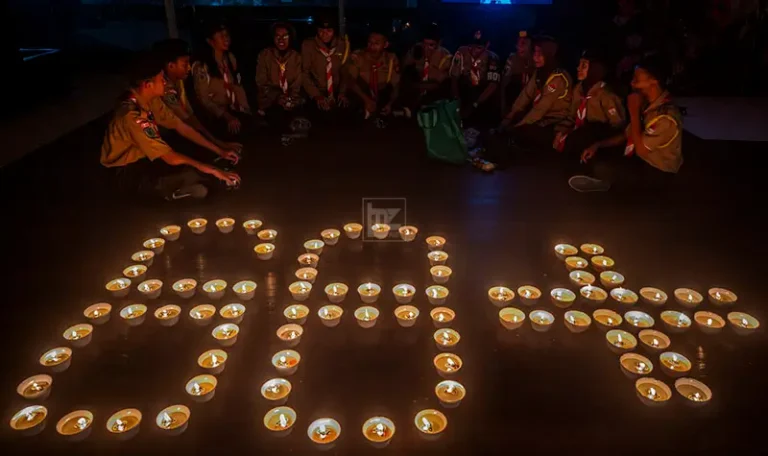 Sejumlah anggota Pramuka melakukan aksi teaterikal saat pemadaman lampu selama satu jam pada peringatan Earth Hour di Hotel Best Western Plus Coco, Palu, Sulawesi Tengah, Sabtu (22/3/2025) malam. (Foto: bmzIMAGES/Basri Marzuki)