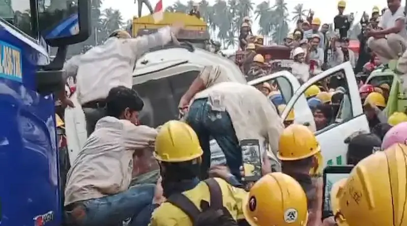 Aksi anarkis sejumlah karayawan kontraktor di kawasan industri PT IMIP di Morowali, Minggu (2/3/2025). (Foto: Tangkapan layar video warga)