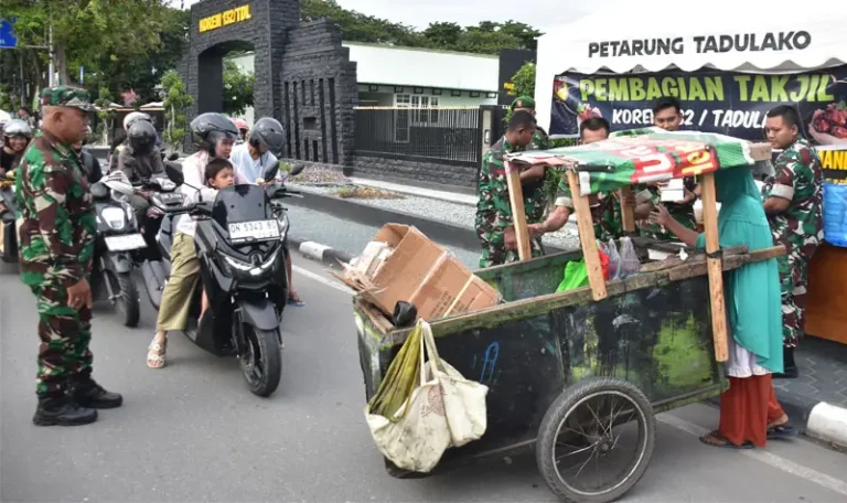 Prajurit membagikan takjil buka puasa kepada para pelintas di depan Makorem 132 Tadulako, Senin (24/3/2025). (Foto: Penrem 132/Tdl)