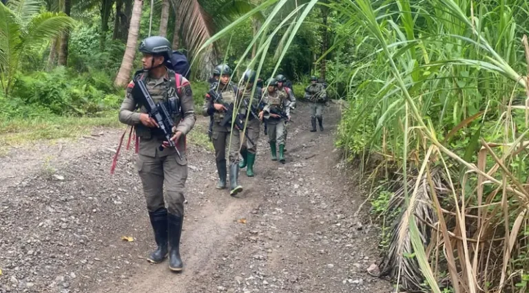 Tim Alfa 1 Satgas III Preventif Operasi Madago Raya pada patroli jalur klasik di wilayah hutan Poso, Jumat (14/3/2025). (Foto: Humas Satgas Madago Raya)