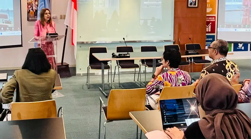 Kepala PBB di Indoneisa, Gita Sabharwal menyamapaikan pidato pada konferensi pers Hari Perempuan Internasional 2025 di jakarta, Kamis (6/3/2025). (Foto: UNIC)
