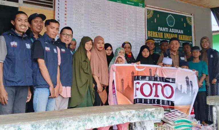 Pengurus PFI Palu berfoto bersama santri Berkah Amanah Akhirat di Desa Tinggede Selatan, Kecamatan Marawola, Kabupaten Sigi, Sabtu (22/3/2025). (Foto: PFI Palu)