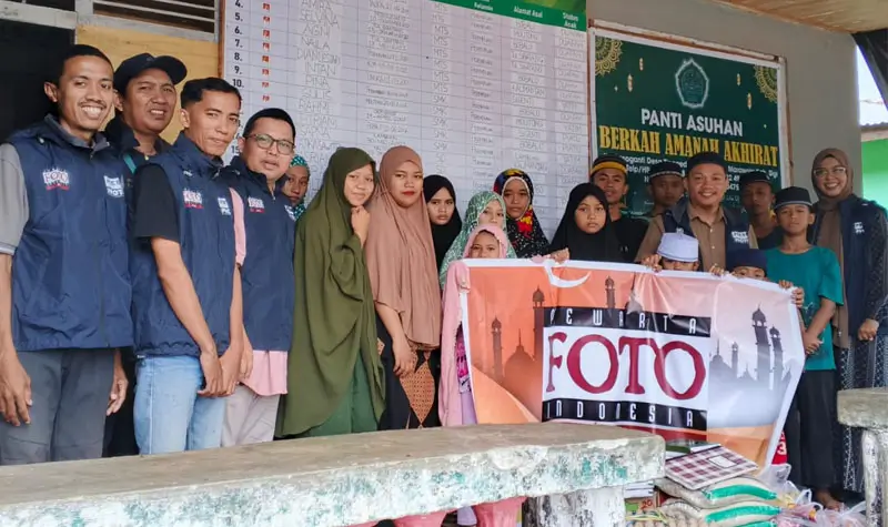 Pengurus PFI Palu berfoto bersama santri Berkah Amanah Akhirat di Desa Tinggede Selatan, Kecamatan Marawola, Kabupaten Sigi, Sabtu (22/3/2025). (Foto: PFI Palu)