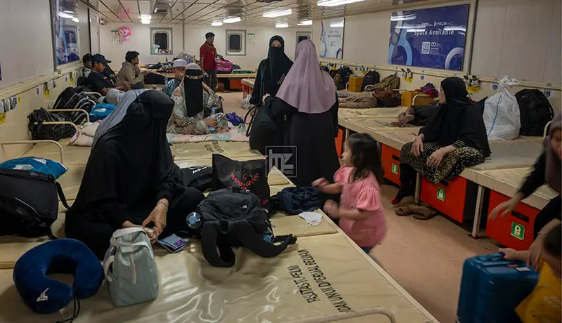 Sejumlah pemudik tujuan Balikpapan dan Surabaya berada di deak ekonomi KM Doro Londa saat akan bertolak dari Pelabuhan pantoloan di Palu, Minggu (23/3/2025) dini hari. (Foto: bmzIMAGES/Basri Marzuki)
