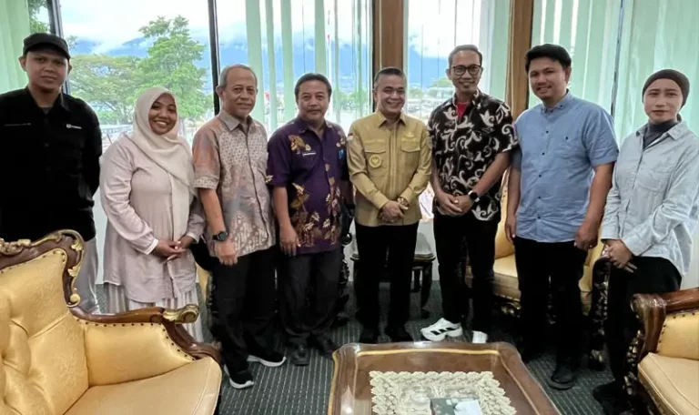 Wali Kota Palu Hadianto Rasyid bersama pengurus Yayasan Arkom Indonesia di ruangkerja wali kota palu, Kamis (20/3/1015). (Foto: Prokopim Setda Kota Palu/Jufri)