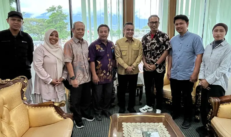 Wali Kota Palu Hadianto Rasyid bersama pengurus Yayasan Arkom Indonesia di ruangkerja wali kota palu, Kamis (20/3/1015). (Foto: Prokopim Setda Kota Palu/Jufri)