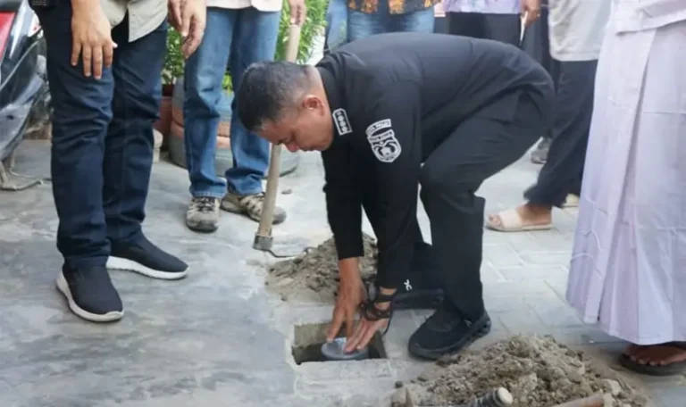Wali Kota Palu, Hadianto Rasyid membenamkan biopori ke dalam tanah usai mencanangkan 1000 biopori di Kelurahan Ujuna, Kamis (27/3/2025). (Foto: Prokopim Setda Kota Palu)