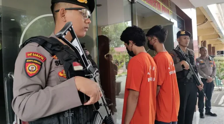 R dan IB saat ditunjukkan kepada wartawan di Mapolresta Palu, Rabu (5/3/2025). (Foto: Humas Polresta Palu)