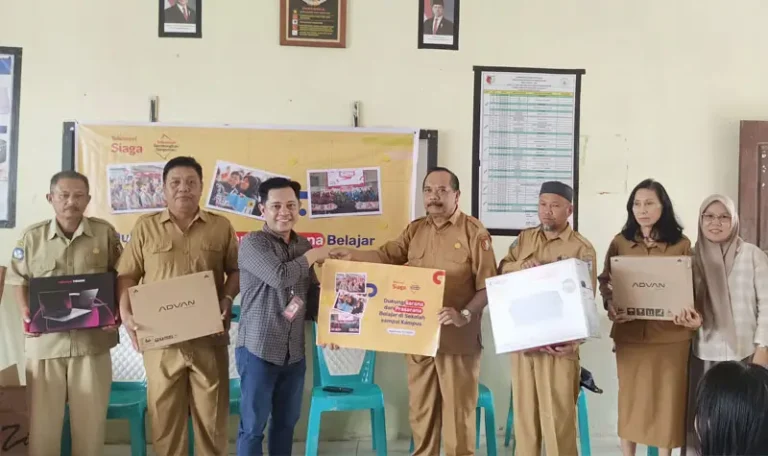 Manager Mobile Consumer Branch Palu Telkomsel – Asrianto Bakri S menyerahkan bantuan pendidikan kepada Kepsek SMAN 7 Sigi, Selasa (18/3/2025). (Foto: Telkomsel)