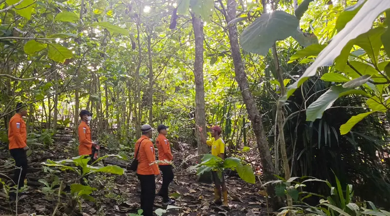 Tim SAR melakukan pencarian seorang lansia yang tidak kembali sejak tiga hari lalu di Desa Tikupon, Luwuk, JUmat (14/3/2025). (Foto: Basarnas Palu)