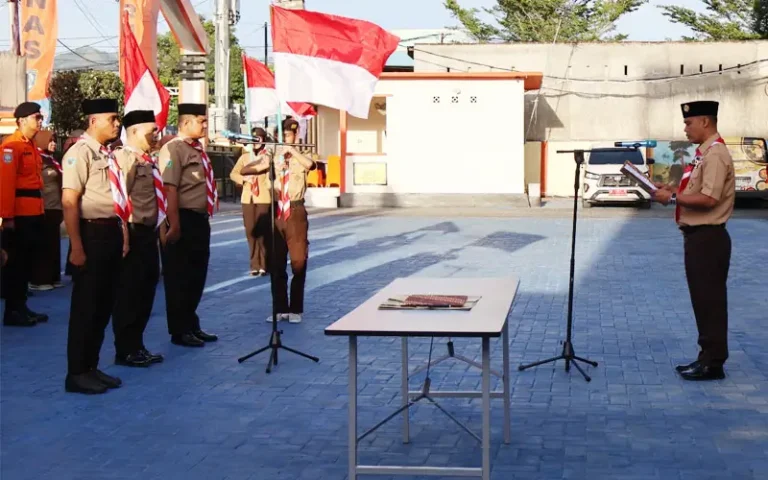 Ketua Mabisaka SAR, Muh Rizal (kanan) melantik dan mengukuhkan Pengurus Saka SAR Wilayah 1 Kwarcab Kota Palu, Sigi, dan Donggala di halaman kantor Basarnas Palu, Sabtu (15/3/2025). (Foto: Humas Basarnas Palu)