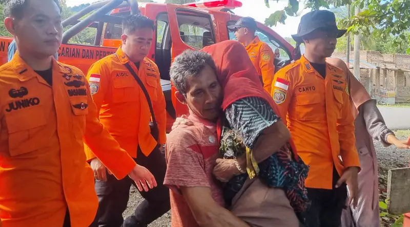 Nenek Poninten digendong keluarganya saat tiba di rumah di Desa Tikopon, Banggai, Sabtu (15/3/2025). (Foto: Basarnas Palu)