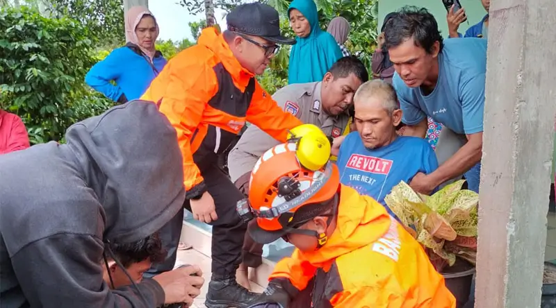 Evakuasi Safrudin saat ditemukan Tim SAR Gabungan di KecamatanPalolo, Sigi, Sabtu (8/3/2025). (Foto: Basarnas Palu)