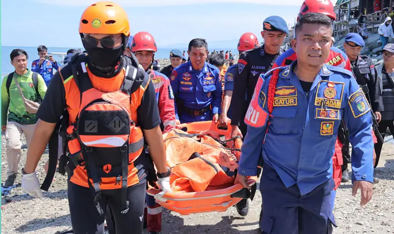 Tima SAR Gabungan mengevakuasi jenazah Sadarwinarta yang tewas setelah diterkam buaya di Pantai Kampug Nelayan, Palu, Kamis (27/3/2025) pagi. (Foto: Basarnas Palu)