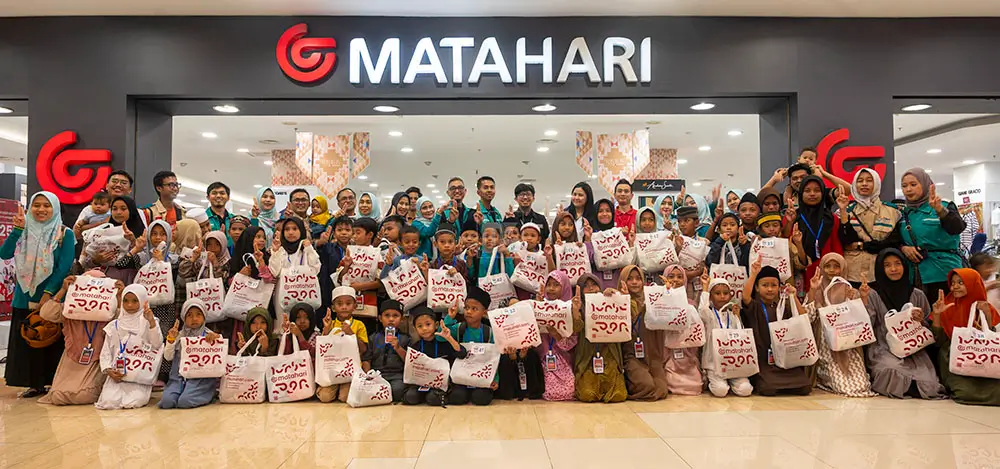 Pengurus dan relawan Yayasan Rumah Dua Jari, donatur, simpatisan, pendamping dan anak-anak yatim berfoto usai belanja bahagia di PGM, Sabtu (23/3/2025). (Foto: bmzIMAGES/Basri Marzuki)