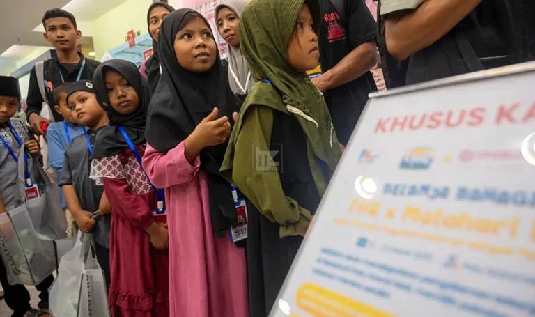 Sejumlah anak yatim antre menyetorkan hasil belanjaanya di Palu Grand Mall, Sabtu (22/3/2025). (Foto: bmzIMAGES/Basri Marzuki)