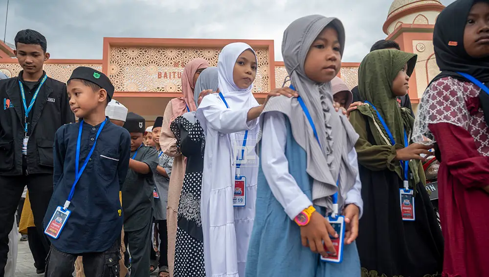 Sejumlah anak yatim berjalan bergandengan memasuki memasuki Palu Grand Mall, Sabtu (22/3/2025). (Foto: bmzIMAGES/Basri Marzuki)