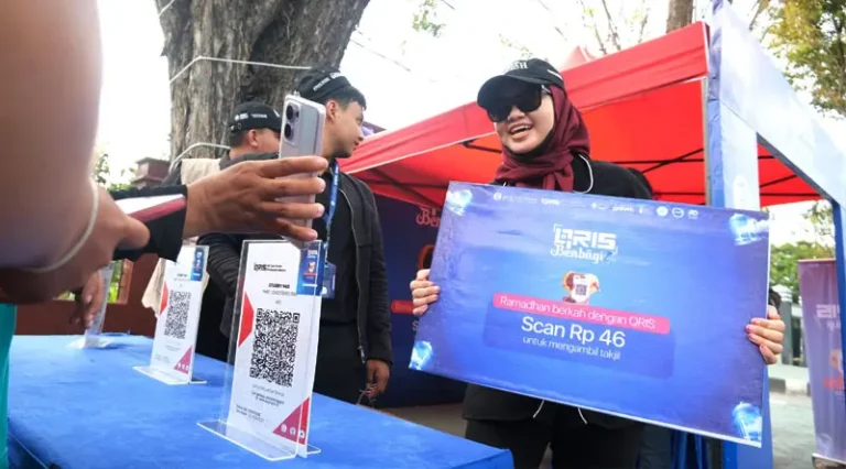 Relawan menunjukkan pamplet QRIS Berbagi di depan kantor Perwakilan BI Sulteng di Palu, Kamis (6/3/2025). (Foto: Humas BI Sulteng)