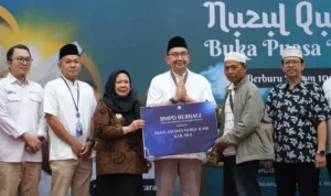 Wakil Gubernur Sulteng, Reny A Lamadjido (ketiga kiri) bersama Ketua BMPD Sulteng, Rony Hartawan (tengah) menyerahkan santunan kepada salah seorang pengurus panti asuhan di Aula Kasiromu BI Sulteng, Kamis (20/3/2025). (Foto: HO-HUmas BI Sulteng)