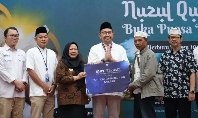 Wakil Gubernur Sulteng, Reny A Lamadjido (ketiga kiri) bersama Ketua BMPD Sulteng, Rony Hartawan (tengah) menyerahkan santunan kepada salah seorang pengurus panti asuhan di Aula Kasiromu BI Sulteng, Kamis (20/3/2025). (Foto: HO-HUmas BI Sulteng)