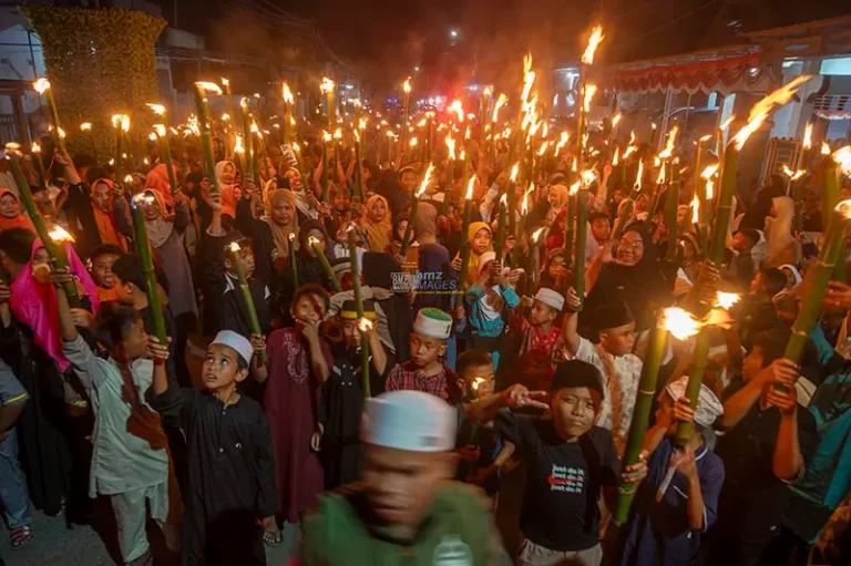 Sejumlah warga membawa obor pada Pawai Obor menyambut bulan suci Ramadhan 1446 H di Kelurahan Palupi, Palu, Sulawesi Tengah, Kamis (27/2/2025). (bmzIMAGES/Basri Marzuki)