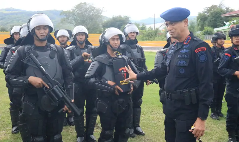 Dansat Brimob, Kombes Pol Kurniawan Tandi Rongre menginspeksi pasukan pada apel gelar pasukan untuk Pengamanan PSU di Mako Batalyon A Pelopor, Biromaru, Sigi, Selasa (25/3/2025). (Foto: Humas Polda Sulteng)