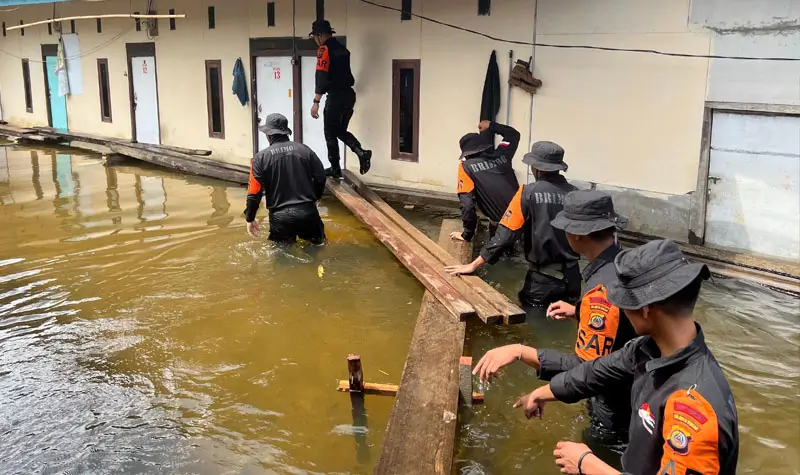 Sejumlah personel Brimob Polda Sulteng melakukan operasi SAR pada banjir di Desa Bunta, Morowali Utara, Sabtu (29/3/2025). (Foto: Humas Polda Sulteng)