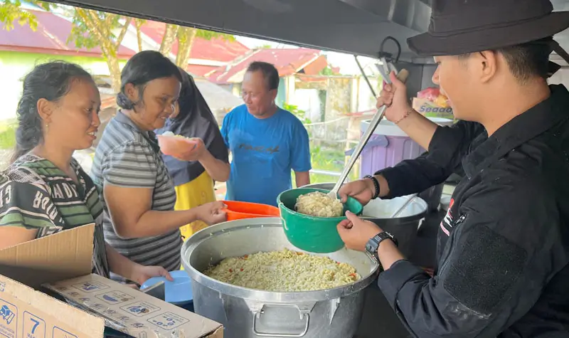 Personel Brimob Polda Sulteng melayani warga di dapur lapangan di Bunta, Morowali Utara, Sabtu (29/3/2025). (Foto: Humas Polda Sulteng)