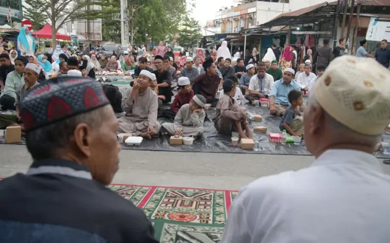 Sejumlah abnaul khairaat menunggu waktu berbuka puasa pada buka puasa bersama di depan Masjid Alkhairat, Palu, Jumat (14/3/2025). (bmzIMAGES/Basri Marzuki)