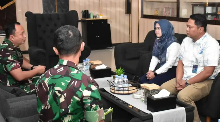 Danrem 132/Tdl, Brigjen TNI Deni Gunawan (kiri) saat bertemu dengan Pemimpin Bulog Sulteng, Elis Nurhayati di Makorem 132/Tdl, Jumat (7/3/2025). (Foto: Penrem 132/Tdl)