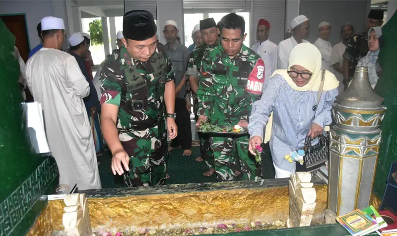 Danrem 132 Tadulako, Birgjen TNI Deni Gunawan saat berziarah ke makam Guru Tua di Palu, Minggu (30/3/2025). (Foto: Penrem 132/Tdl)