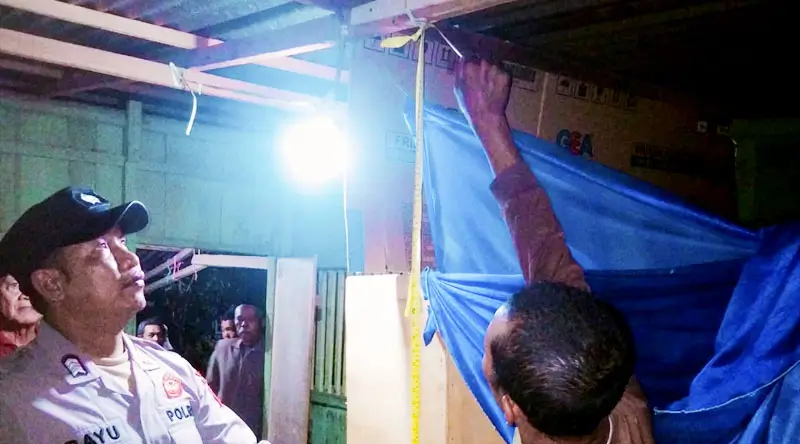 Warga melepas tali rafia tempat Yanto gantung diri di Kawatuna, Senin (10/3/2025) dini hari. (Foto: Humas Polresta Palu)