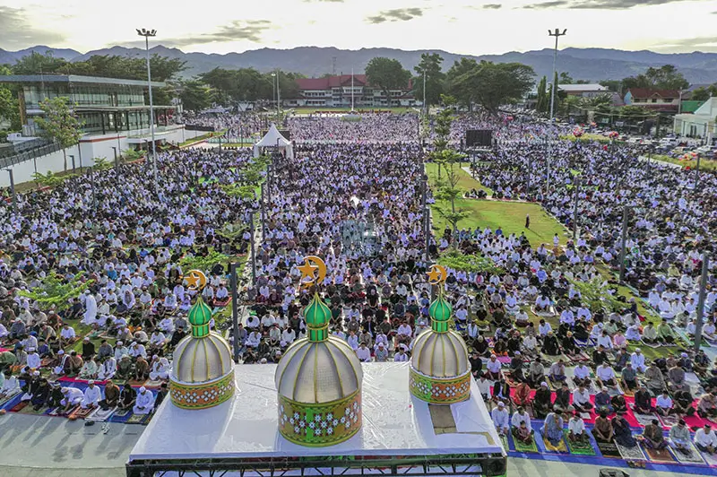 Foto udara umat islam mengikuti shalat Idul Fitri di Lapangan Vatulemo Palu, Senin (31/3/2025). (Foto: bmzIMAGES/Basri Marzuki)