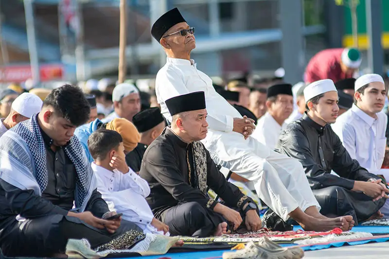 Wali Kota Palu Hadianto Rasyid (ketiga kiri) bersama Gubernur Sulteng Periode 2021-2025 Rusdy Mastura pada shalat Idul Fitri di Lapangan Vatulemo Palu, Senin (31/3/2025). (Foto: bmzIMAGES/Basri Marzuki)