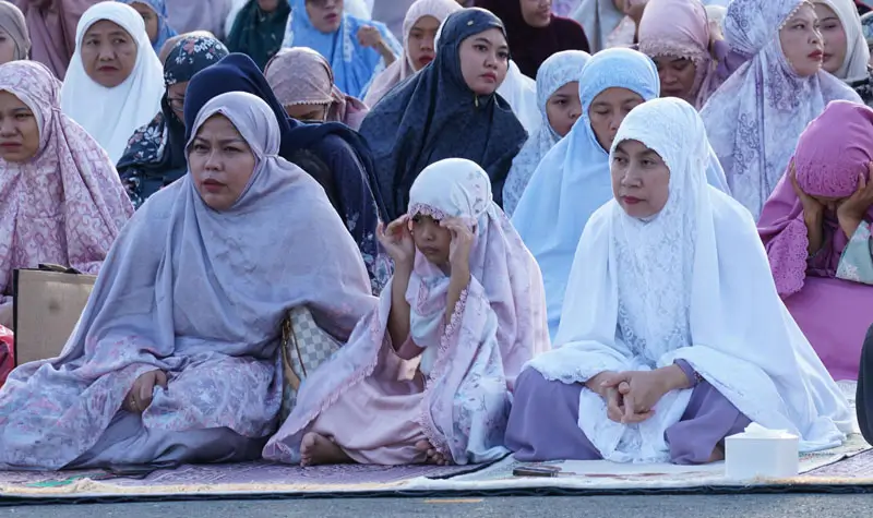 Wakil Wali Kota Palu Imelda Liliana Muhidin (kanan) pada shalat Idul Fitri di Halaman Sriti Vonvention Center, Palu, Senin (31/3/2025). (Foto: Prokopim Setda Kota Palu/Jufri)